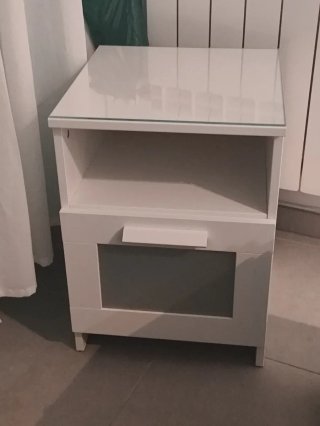 Mesita de noche blanca con tapa de cristal