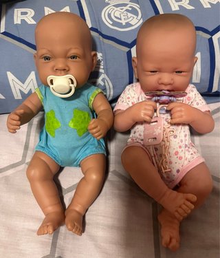 Muñecos bebés con peluches