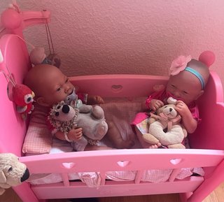Muñecos bebés con peluches