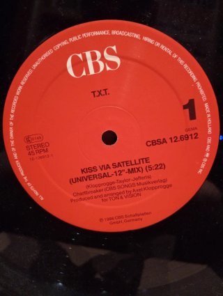 T.X.T Kiss Vía Satéllite Maxi Single 45 RPM