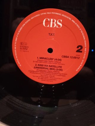 T.X.T Kiss Vía Satéllite Maxi Single 45 RPM
