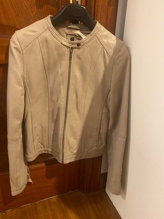 Chaqueta de cuero beige, prácticamente sin usar.