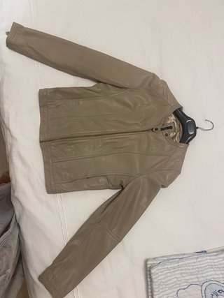 Chaqueta de cuero beige, prácticamente sin usar.