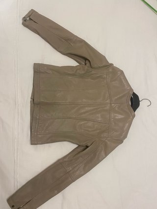 Chaqueta de cuero beige, prácticamente sin usar.
