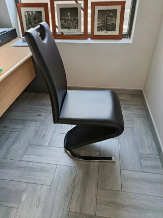 Silla moderna negra y plateada