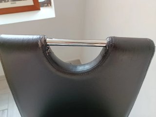 Silla moderna negra y plateada
