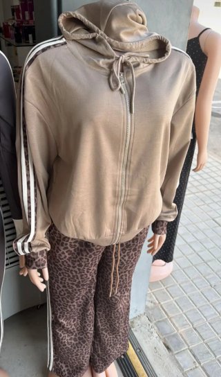 Conjunto chándal chaqueta y pantalón estampado