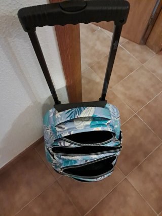 Mochila con ruedas y estampado floral