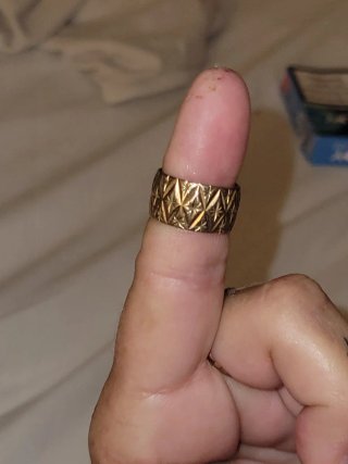 Ladies gold wedding ring
