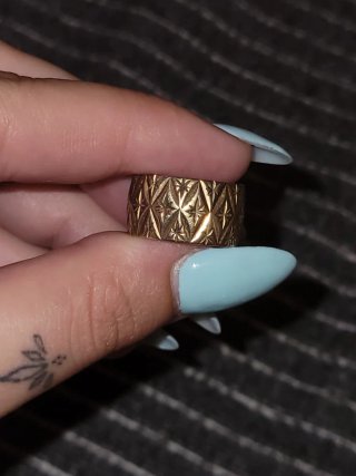 Ladies gold wedding ring