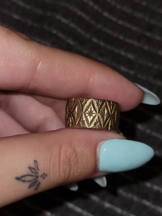 Ladies gold wedding ring