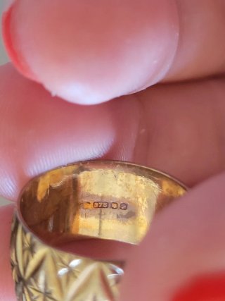 Ladies gold wedding ring