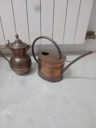 Vendo tetera y regadera de latón antiguas