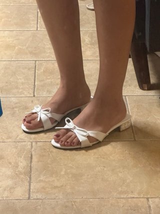 Sandalias blancas tacón fino lazo.