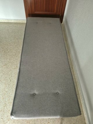 Sofá cama individual gris sin usar, abierto es 1.9