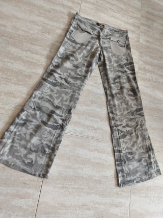 Pantalones acampanados vintage No Puedo camuflaje