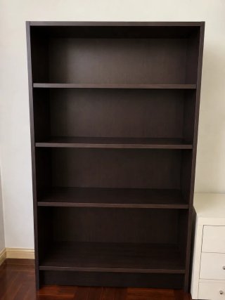 Estantería de madera marrón
