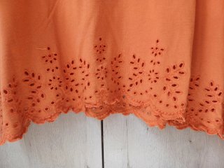 Camiseta naranja C&A bordada