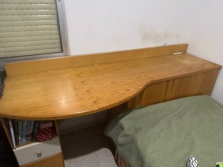 Escritorio de madera con zapatero