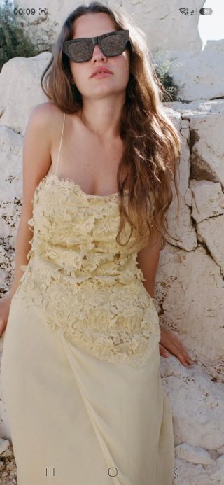 vestido de georgette con encaje repujado