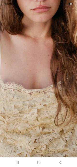 vestido de georgette con encaje repujado