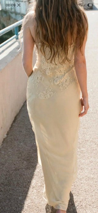 vestido de georgette con encaje repujado