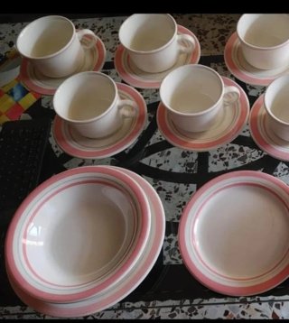 Vajilla cerámica rosa y blanca