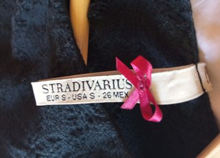 Vestido negro Stradivarius