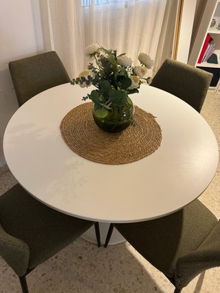 Mesa de comedor blanca redonda con 4 sillas verdes