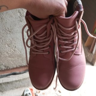Botas de mujer rosas y marrones