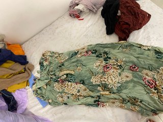 Lote de ropa de segunda mano aprox 90 prendas