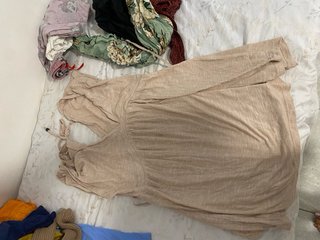 Lote de ropa de segunda mano aprox 90 prendas