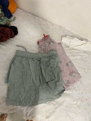 Lote de ropa de segunda mano aprox 90 prendas