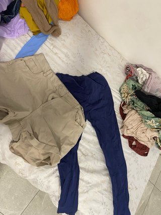 Lote de ropa de segunda mano aprox 90 prendas