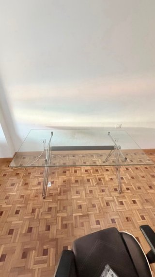 Mesa de cristal amplia y resistente