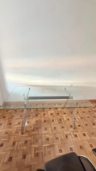 Mesa de cristal amplia y resistente
