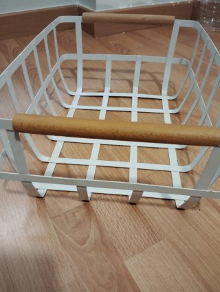 Cesta metálica con asas de madera