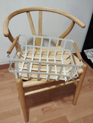 Cesta metálica con asas de madera