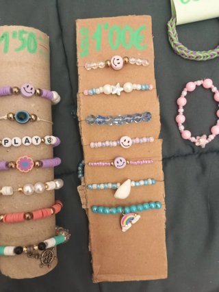 Pulseras y figuras hechas a mano