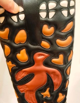 Botas vaqueras negras y marrones con diseño