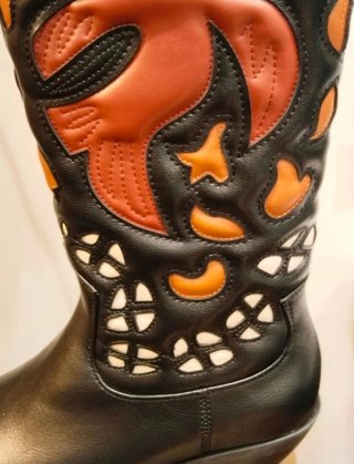 Botas vaqueras negras y marrones con diseño