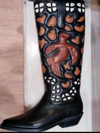 Botas vaqueras negras y marrones con diseño