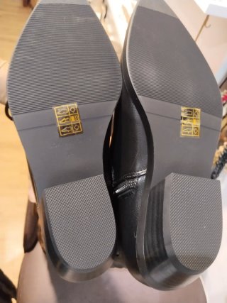 Botas vaqueras negras y marrones con diseño