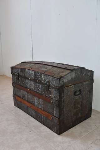 Antiguo baúl de latón repujado