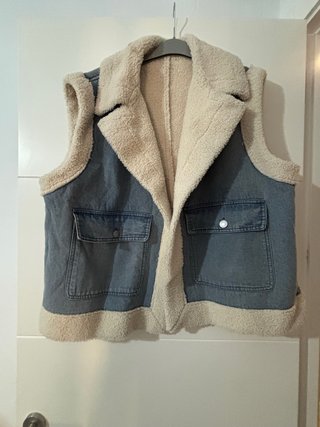 Chaleco vaquero borrego beige y azul