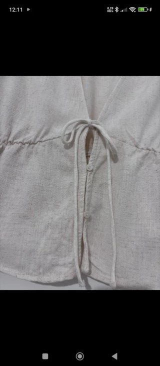 Camisa beige escote pico, talla XL.