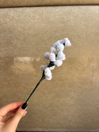 Flor de limpiapipas blanca y verde oliva.
