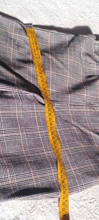 Pantalón pitillo cuadros gris