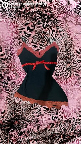Camiseta Y2K negra con lazo rojo