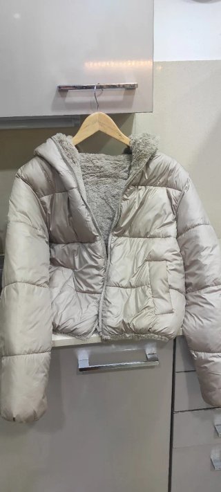 Chaqueta reversible,corta y acolchada con capucha